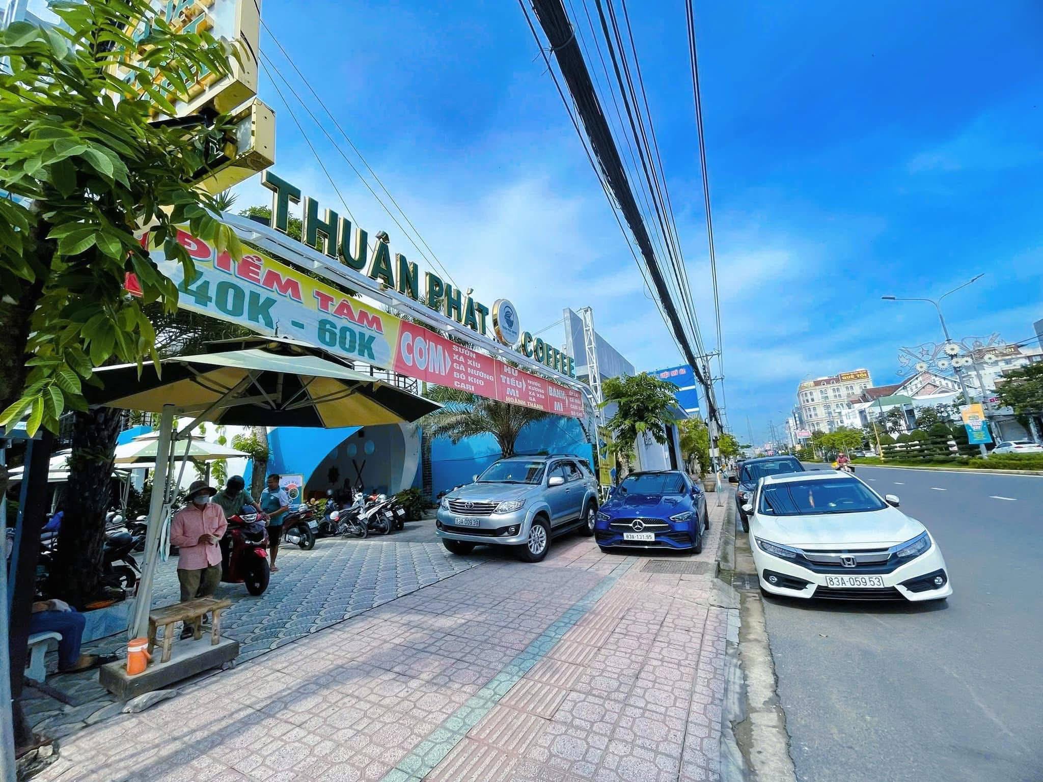 Tô bún nước lèo đặc trưng